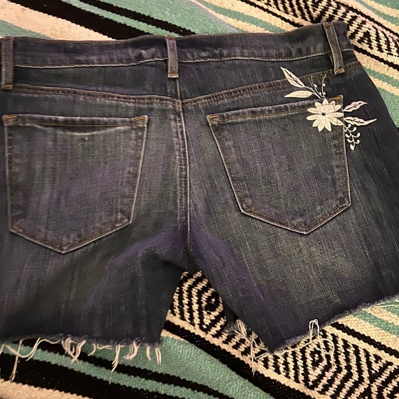 Loft Embroidered Denim Shorts Size 28/6. - Picture 3 of 9
